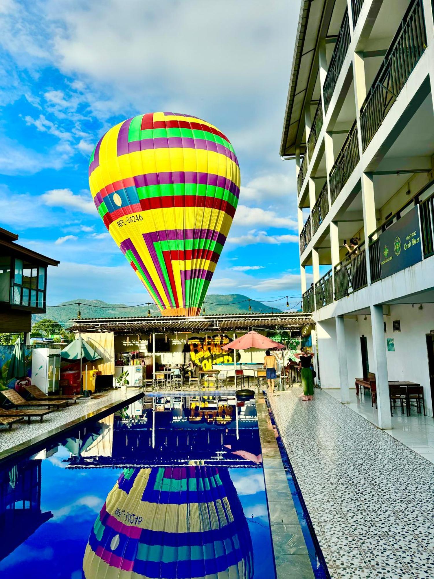 Vang Vieng Backpackers Hostel Dış mekan fotoğraf